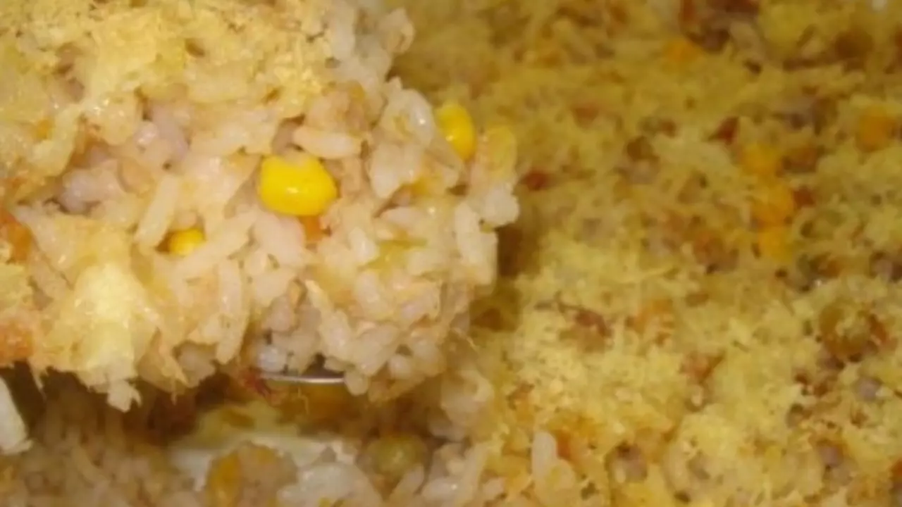 Sobrou arroz? Faça essa receita de arroz de forno com atum e legumes