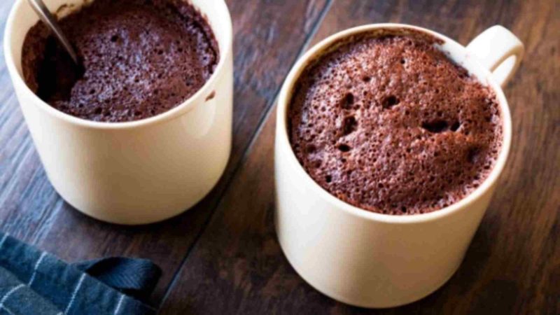 Sobremesa prática: delicioso brownie de micro-ondas pronto em 2 minutos