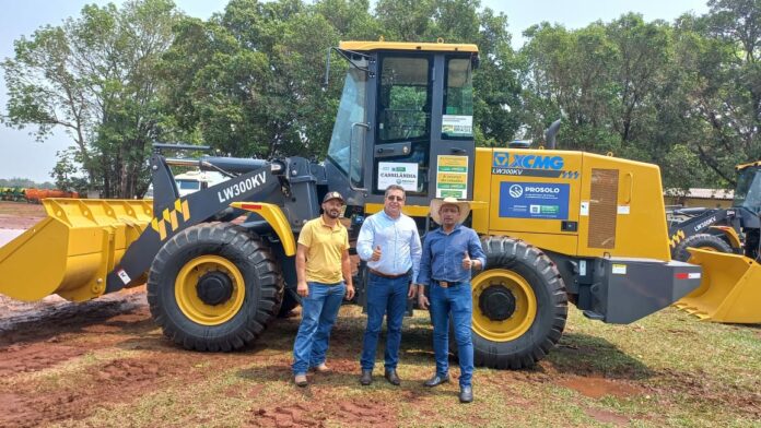 Cassilândia: Prefeito Valdecy Costa recebe do Governo do Estado máquina Pá-Carregadeira