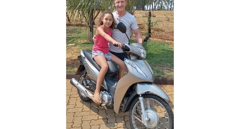 Menina de Cassilândia ganha moto BIZ em sorteio da Cotenec