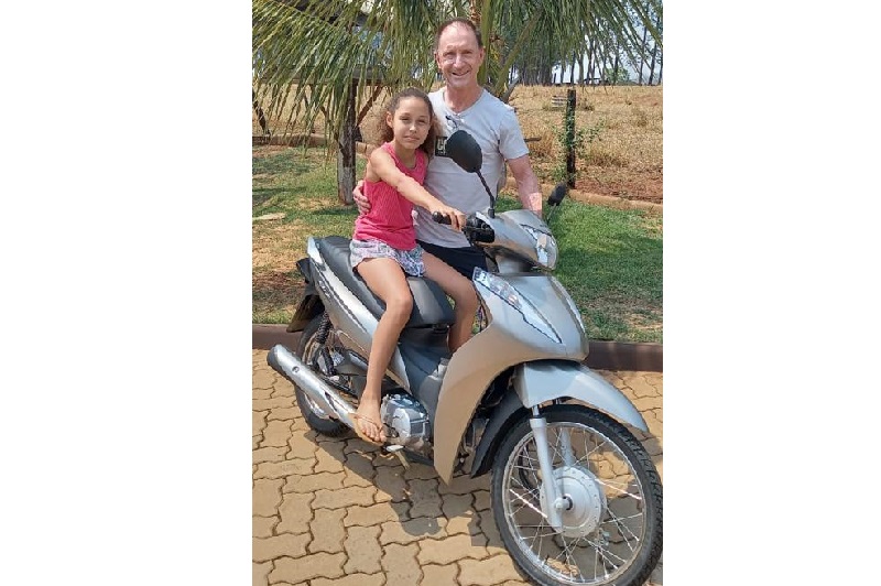 Menina de Cassilândia ganha moto BIZ em sorteio da Cotenec