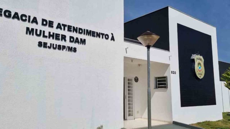 Mulher procura delegacia com machucados e polícia prende acusado por estupro