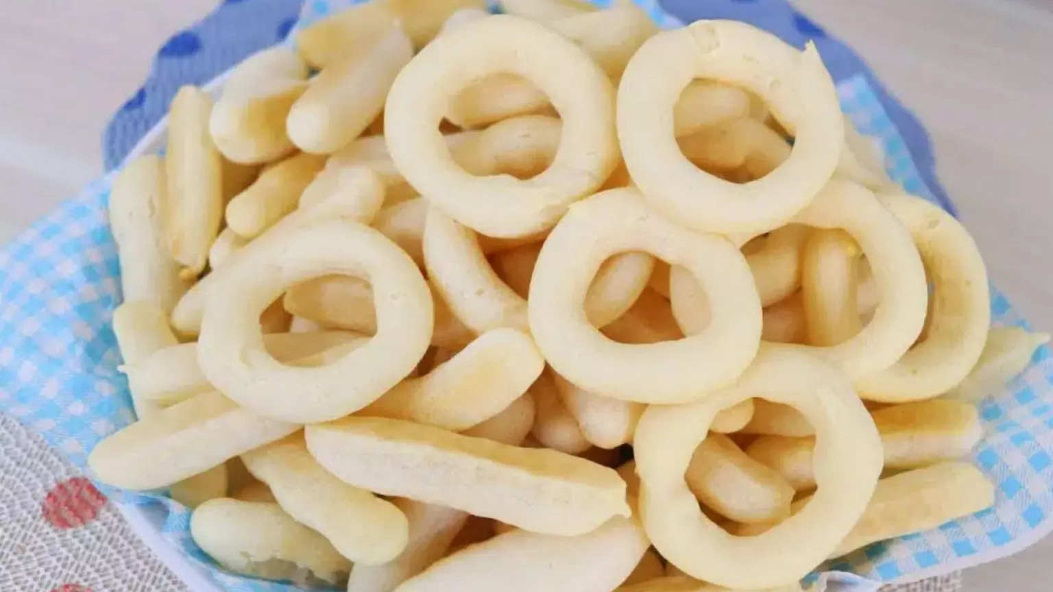 Receita de biscoito de polvilho assado que não murcha com apenas 1 ovo