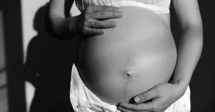 Por que gravidez em meninas com menos de 14 anos é sempre fruto de estupro, segundo especialistas