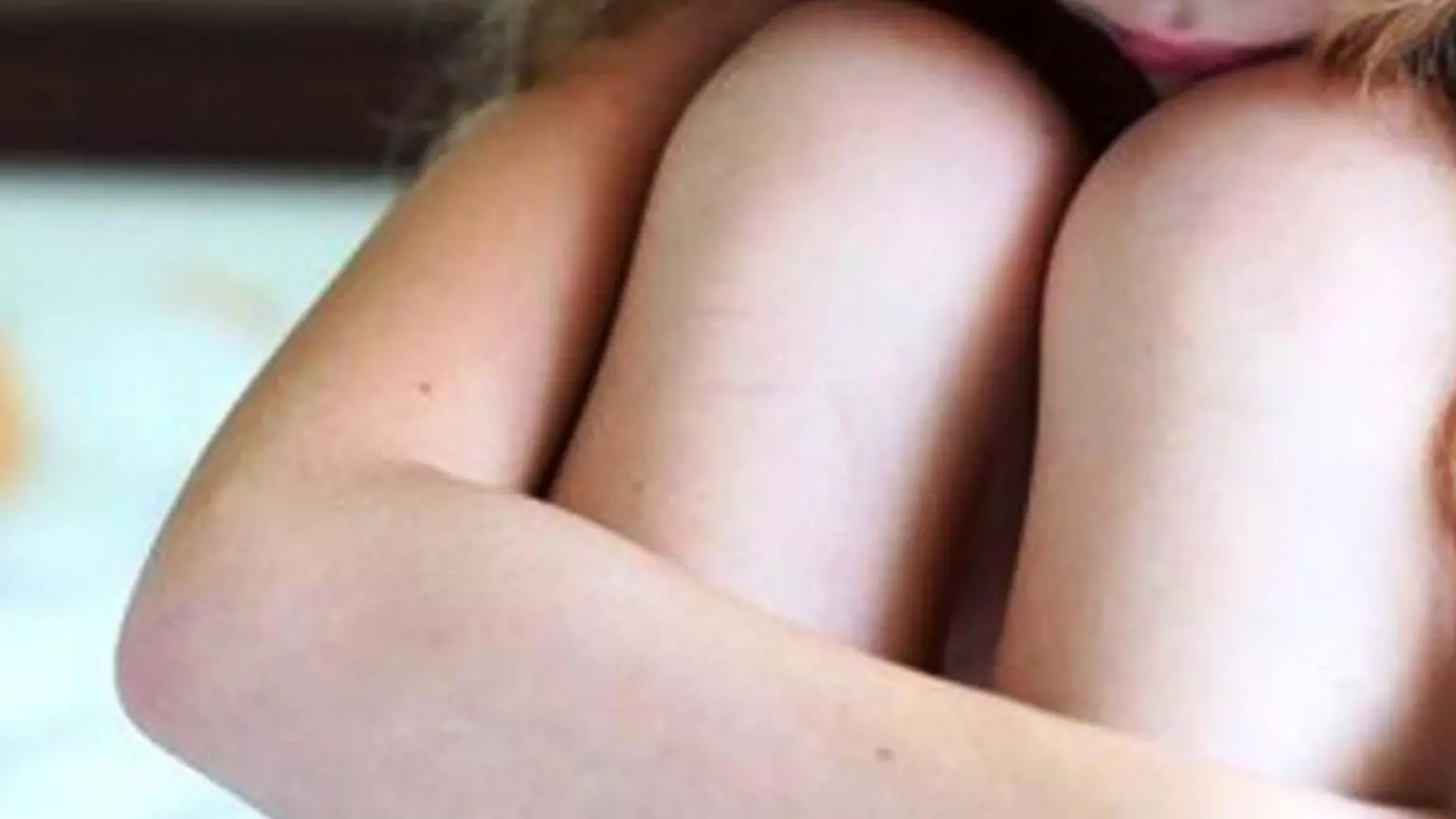Menina de 8 anos acorda com amigo da avó a estuprando e homem oferece R$ 10