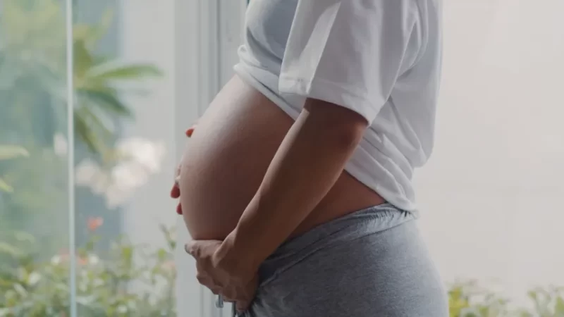 Saiba sobre os riscos e cuidados da gravidez acima dos 50 como a atriz Claudia Raia