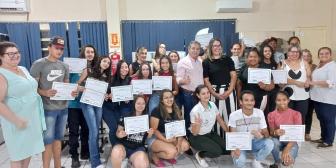 Aconteceu na noite de ontem a entrega dos Certificados dos Cursos de Atendimento ao Cliente e de Informática; Confira