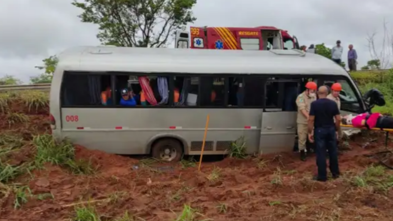 Ônibus da Saúde de Paranaíba com 17 pessoas cai em ribanceira em rodovia próximo a Cassilândia