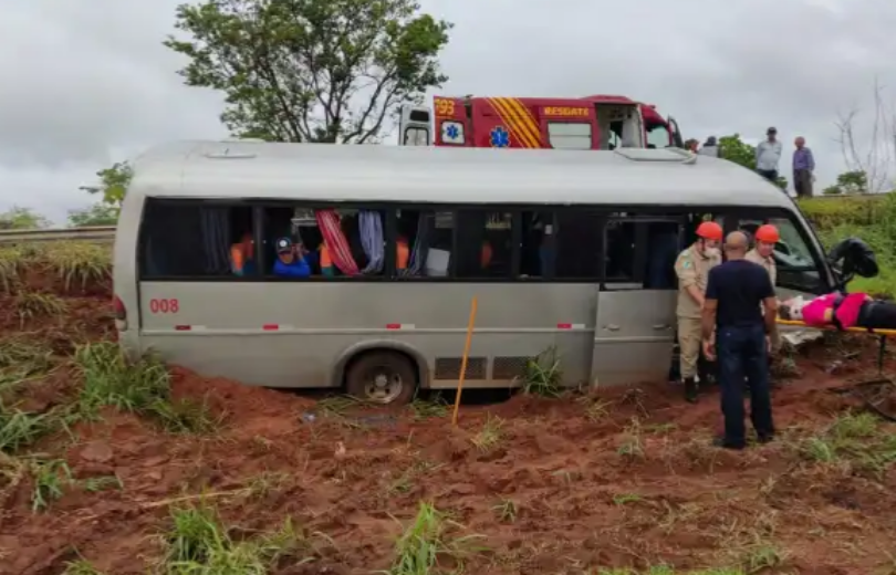 Ônibus da Saúde de Paranaíba com 17 pessoas cai em ribanceira em rodovia próximo a Cassilândia