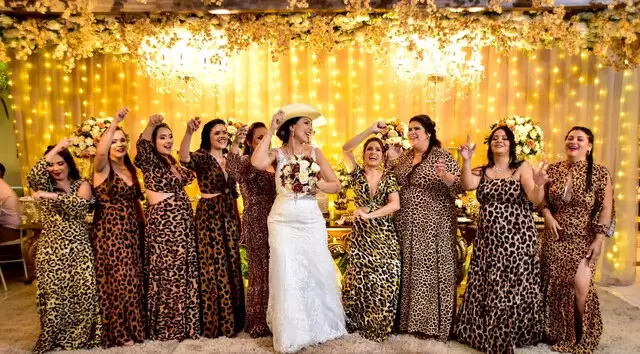 A pedido da noiva, casamento teve 9 madrinhas com vestidos de onça