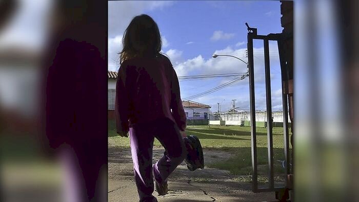 Mãe espanca criança de 5 anos por fazer cocô pela casa