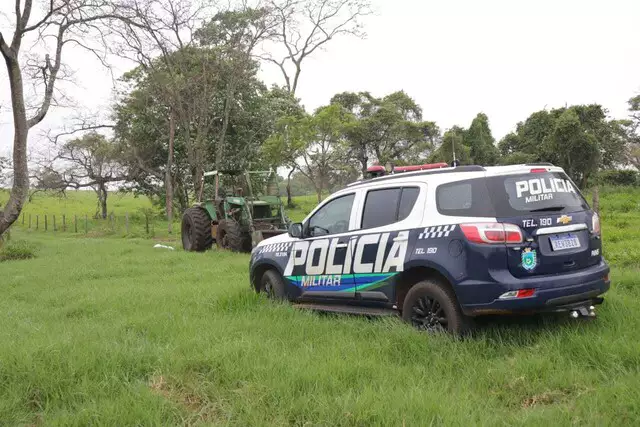 Irmão do diretor transporte escolar desequilibra ao ligar trator e morre esmagado