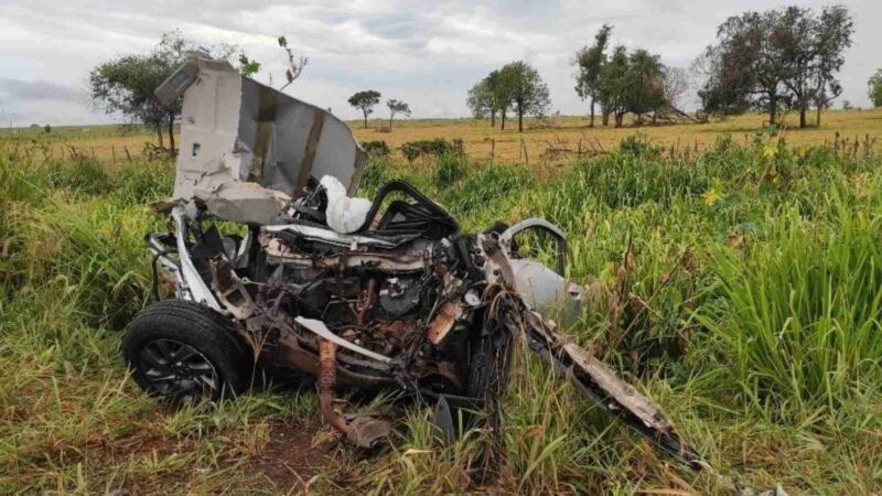 Motorista morre presa nas ferragens ao invadir pista contrária e atingir caminhão na BR-267