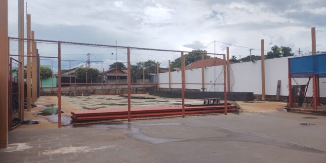 Escola Evangélica Avivamento Bíblico dá continuidade na construção da cobertura de sua quadra esportes