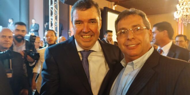 Prefeito Valdecy Costa participou ontem a noite da cerimônia de diplomacão dos eleitos em MS