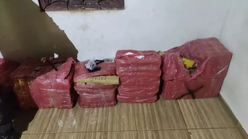 Polícia vai socorrer mulher esfaqueada e encontra quase 200 kg de maconha em casa