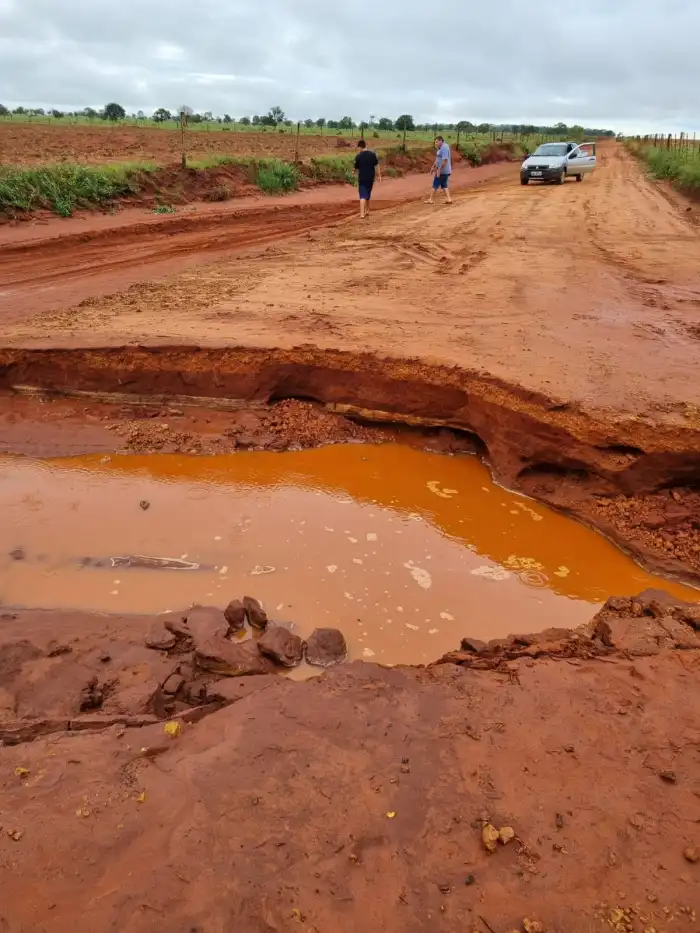 Cassilândia : Administração Valdecy Costa começa reformas em estrada e ponte na zona rural