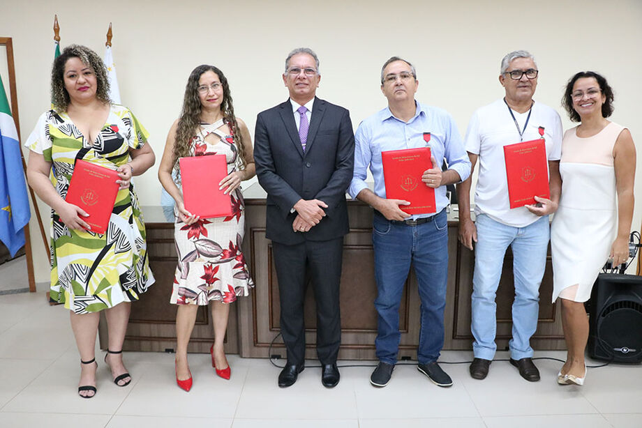 TJMS homenageia servidores de Cassilândia com medalha de Bons Serviços Judiciários