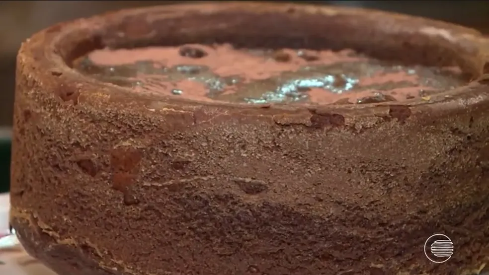 Bolo de chocolate com café e ameixa