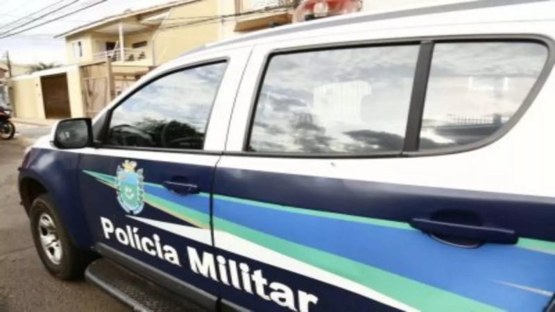 Com mulher e enteada de 6 anos no carro, suspeito tenta fugir e bate em viatura da PM