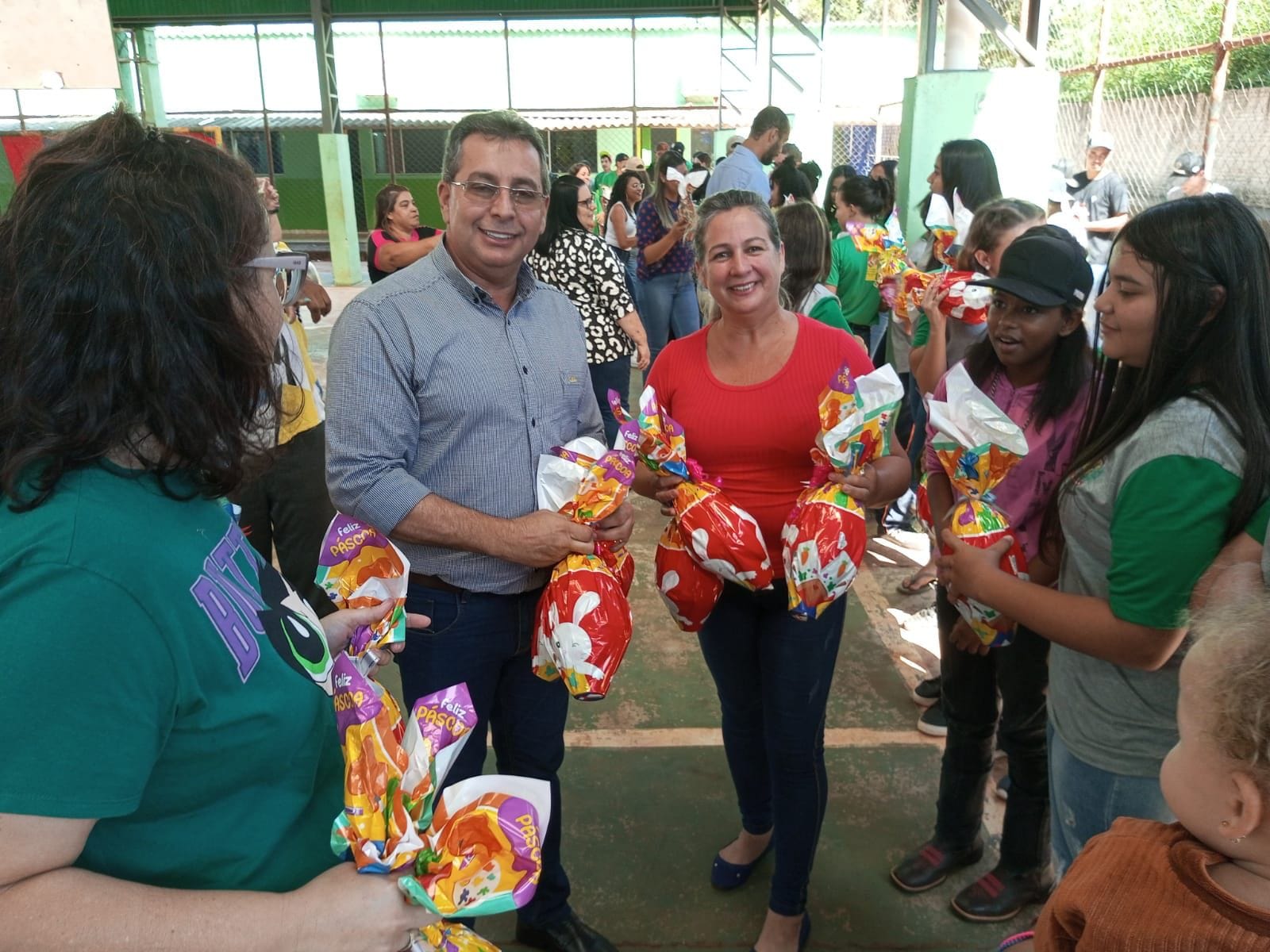 Cassilândia: Prefeito Valdecy Costa faz distribuição de ovos de Páscoa a estudantes do Indaiá do Sul