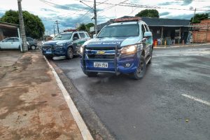 Homem arrasta esposa pelo chão durante briga do casal