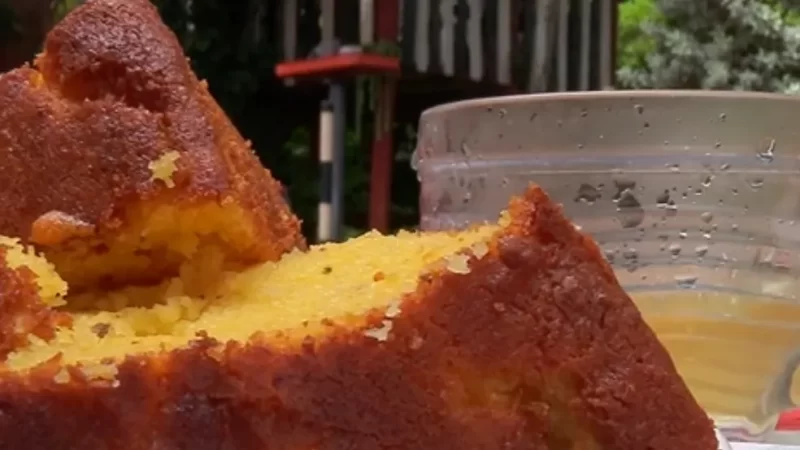 Bolo de fubá com massa cozida e erva-doce: aprenda a preparar receita