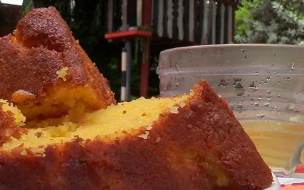 Bolo de fubá com massa cozida e erva-doce: aprenda a preparar receita