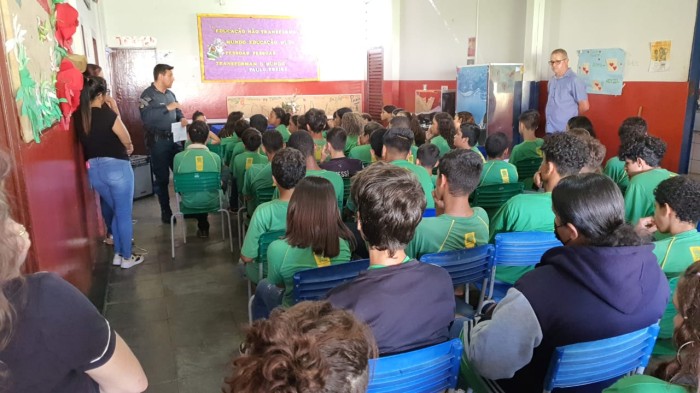 Polícia Militar realiza palestra em escola Estadual de Cassilândia.