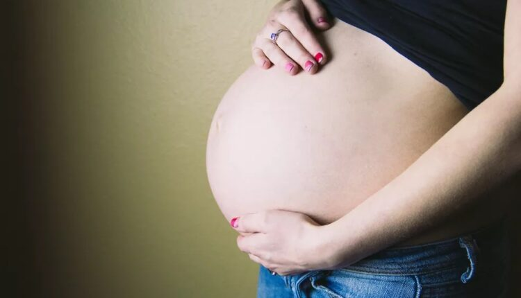 Grávida é obrigada a tomar remédios e ao acordar descobre aborto forçado em hospital