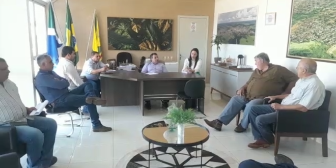 Prefeito Valdecy Costa  recebe produtores rurais para tratar da reabertura de frigorífico e criação de cooperativa.