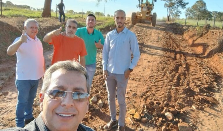 Cassilândia: Prefeito Valdecy Costa supervisiona obra de cascalhamento de estrada que liga o Indaiá do Sul à Pedra Branca