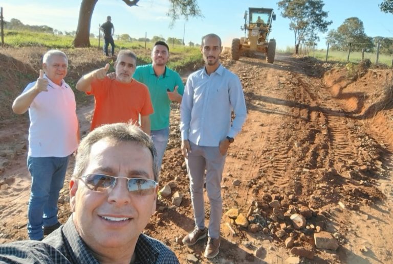 Cassilândia: Prefeito Valdecy Costa supervisiona obra de cascalhamento de estrada que liga o Indaiá do Sul à Pedra Branca