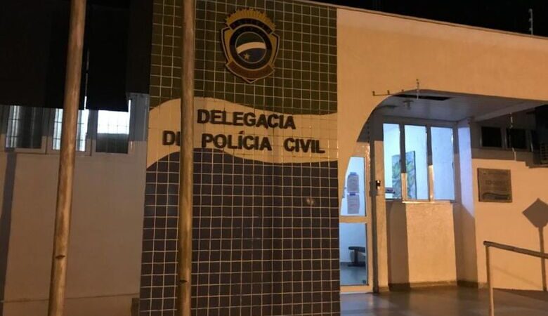 Mãe abandona duas crianças para sair para beber