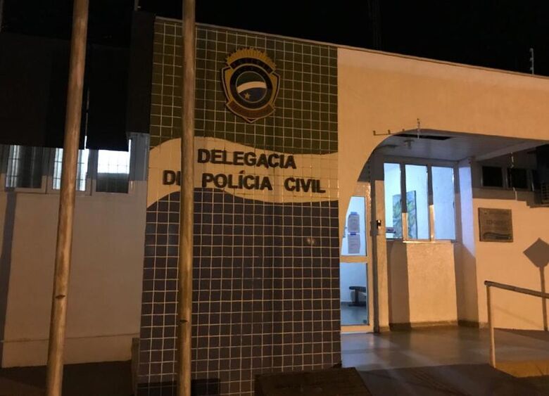 Mãe abandona duas crianças para sair para beber