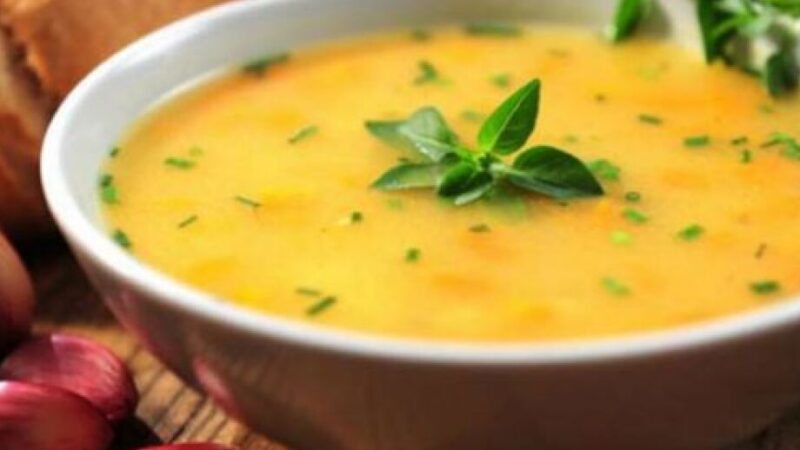 Caldo de mandioca simples é ótima pedida para o frio