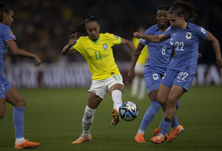 França usa a cabeça, faz dois e vence o Brasil na Copa do Mundo