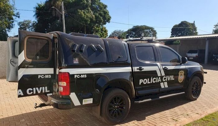 Mulher é espancada com cabo de vassoura e tenta proteger agressor; ‘amo ele’