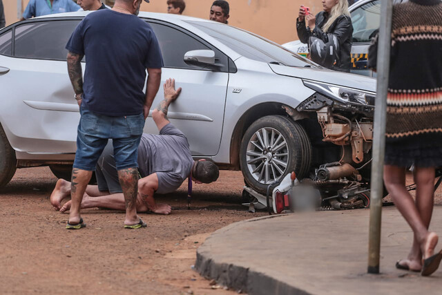 Mãe perde controle de carro e atropela o próprio filho em frente à escola