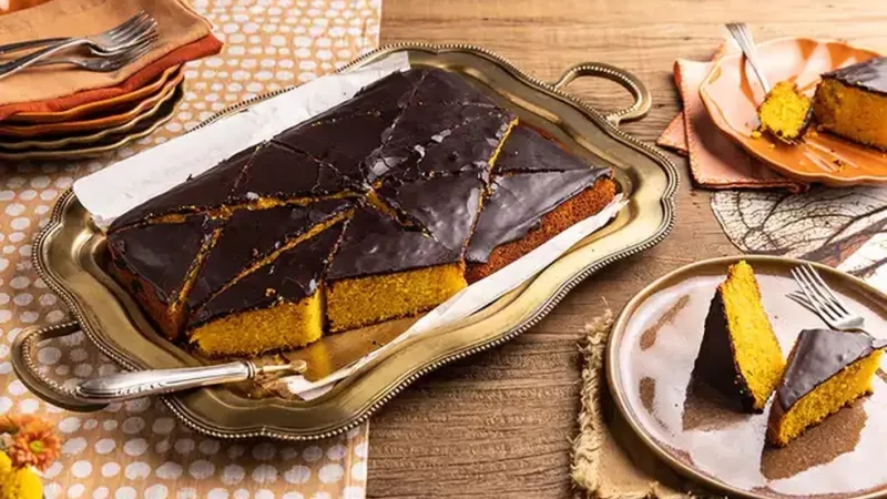 Bolo de cenoura com cobertura de chocolate