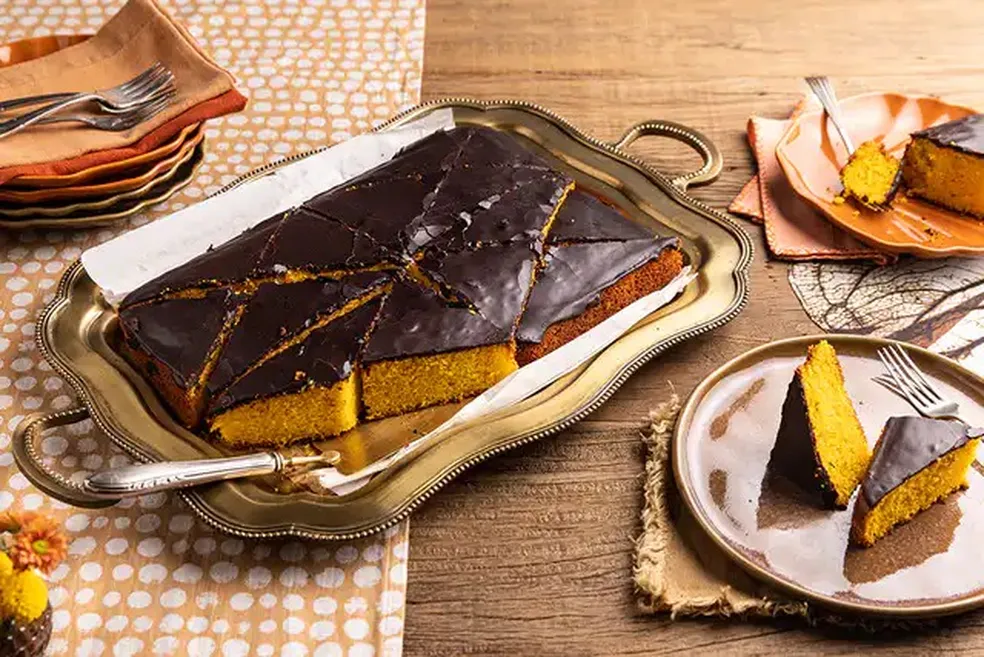 Bolo de cenoura com cobertura de chocolate