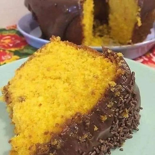 Bolo de cenoura com cobertura de brigadeiro mole