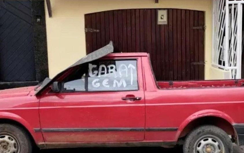 Morador pinta “aviso” em carro que parou em frente à sua garagem