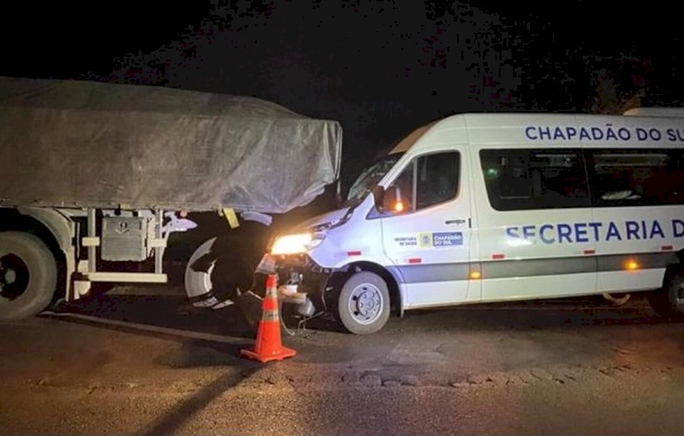 Van  que levava pacientes para tratamento bate em carreta parada em rodovia