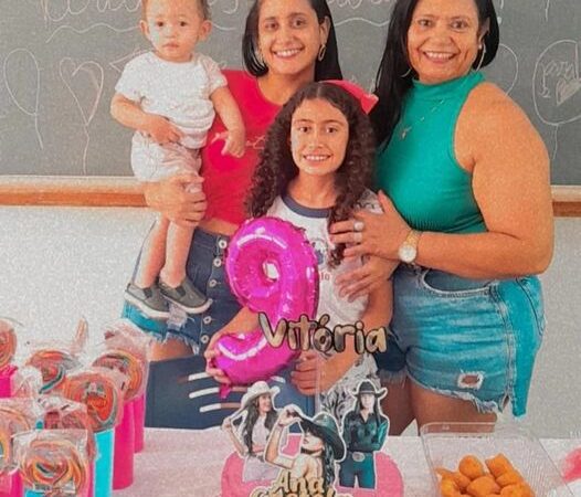 Olha quem está fazendo aniversário hoje…Vitória Martins Amaral