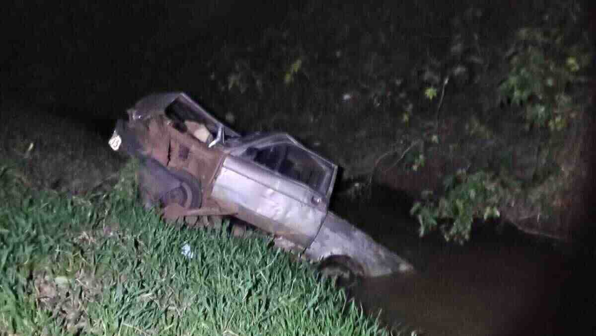 Cassilândia: Carro despenca de 10 metros com homem de 71 anos