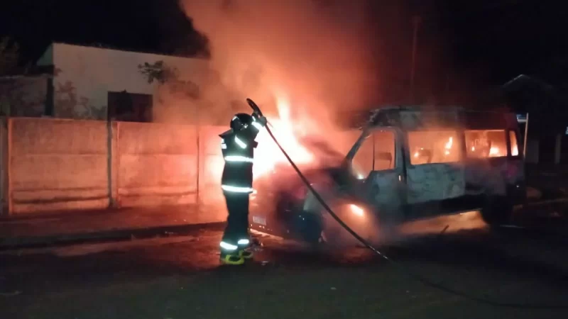 Van é incendiada durante a madrugada na cidade de Cassilândia