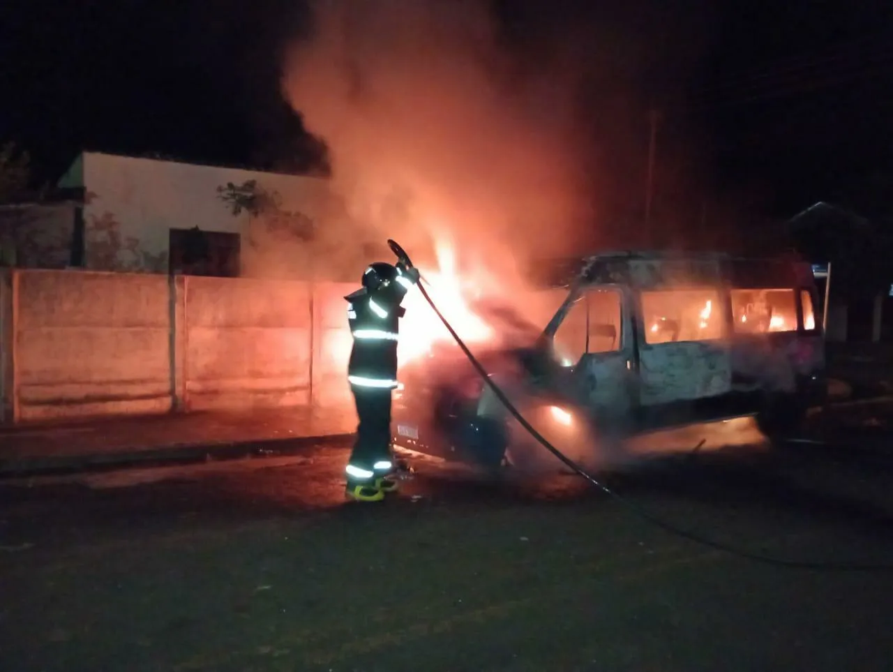 Van é incendiada durante a madrugada na cidade de Cassilândia