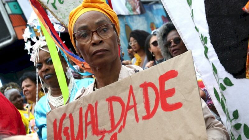 Mulheres concentram 60% de casos de racismo pela internet no Brasil