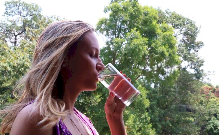 Não espere a sede apertar: beber água e alimentação leve ajudam a encarar o calorão em MS